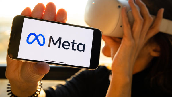 META, WOMAN, PHONE