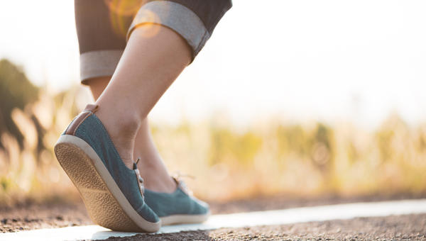 PIEDI, CAMMINARE, STRADA