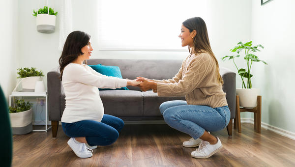doula pomaga przyszłej mamie w przygotowaniach do porodu