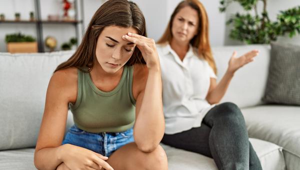 madre e hija discutiendo