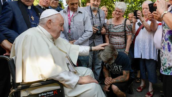 Pope Francis meets with guests of the Fraternité Saint-Alphonse in Quebec - AFP