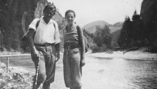 Edmund Wojtyła na górskiej wycieczce z Jadwigą Urban