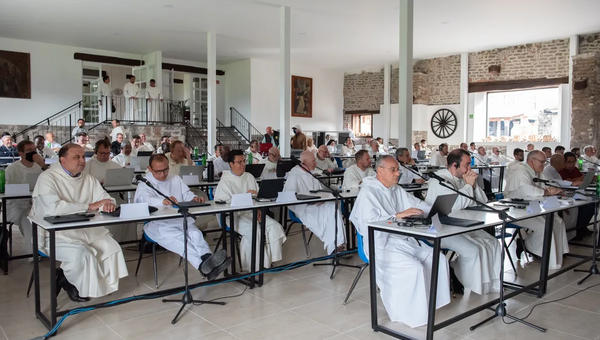 FRATI DOMENICANI SEDUTI E IN FILA