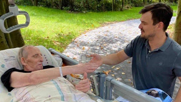 Dawid Ogrodnik odwiedził chorego w Puckim Hospicjum pw. św. Ojca Pio