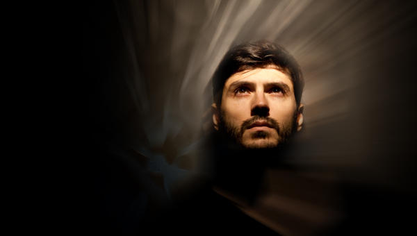 UOMO SGUARDO IN ALTO
