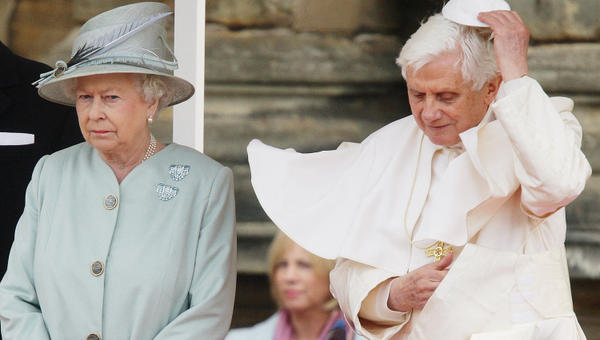 Britains-Queen-Elizabeth-II-with-Pope-Benedict-XVI-AFP