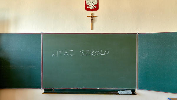 tablica w szkole z napisem "Witaj szkoło"