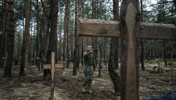 UCRAINA SOLDATO SCATTA FOTO DI CROCI PIANTATE NEL BOSCO