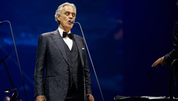 Andrea Bocelli śpiewa podczas koncertu w Budapeszcie