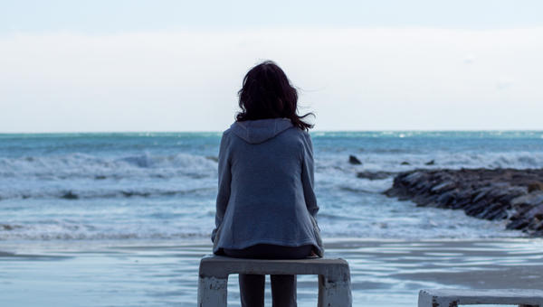 DONNA SOLA GUARDA IL MARE