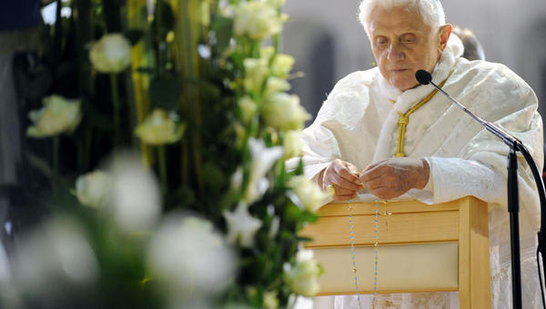 BENEDETTO XVI IN GINOCCHIO IN PREGHIERA