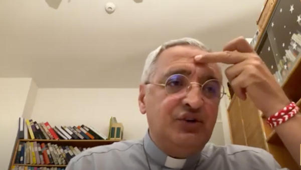 vescovi contro prete