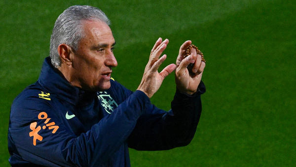 Brazils-football-coach-Adenor-Leonardo-Bacchi-Rosary in Hand