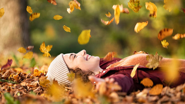mulher feliz sorri com gratidão na natureza