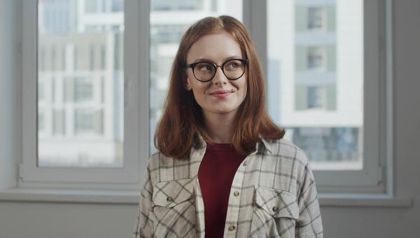 młoda dziewczyna uśmiecha się tajemniczo