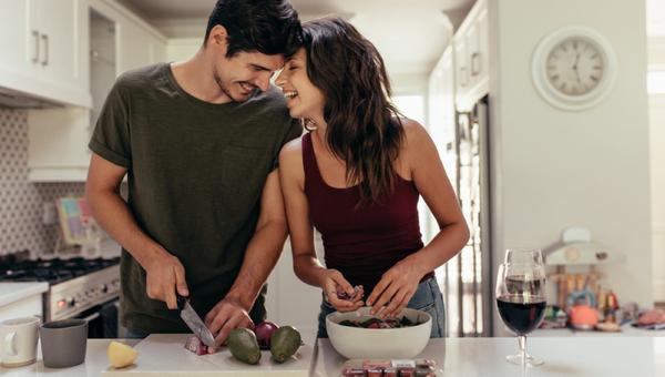 Casal cozinhando junto