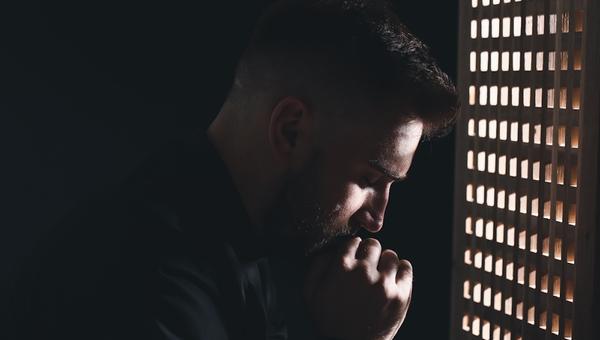 Padre no confessionário