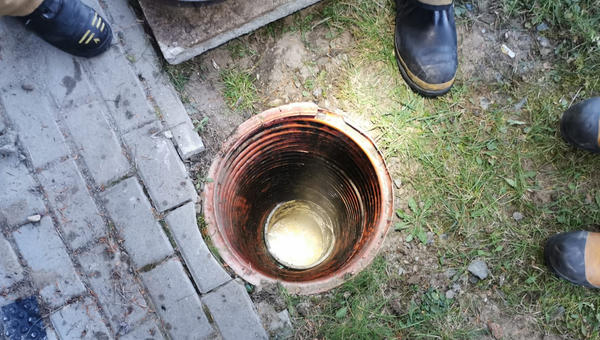 chłopczyk wpadł do studzienki, uratowali go policjantka i strażacy