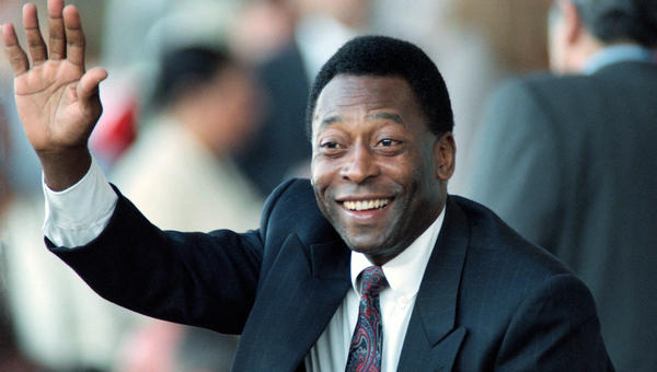 Pelé acena para o público