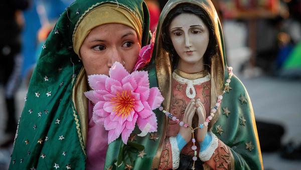 Kobieta z figurą Matki Bożej z Guadalupe w Meksyku