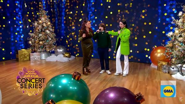 Gloria Estefan sings with family, Christmas