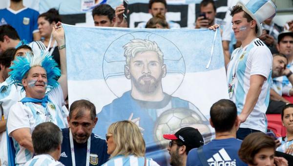 Kibice Argentyny z portretem Leo Messiego jako świętego