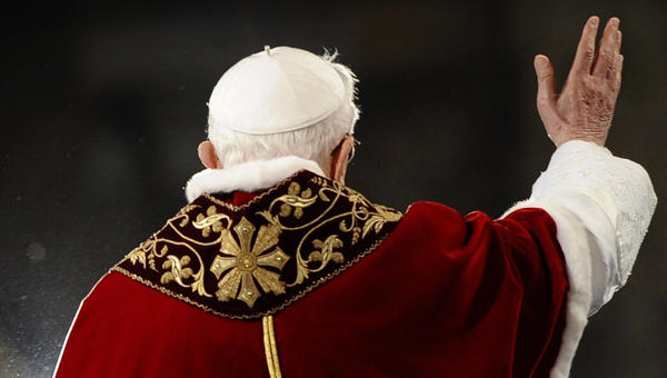 Pope-Benedict-XVI-holds-the-Cross-during-the-Via-Crucis-AFP