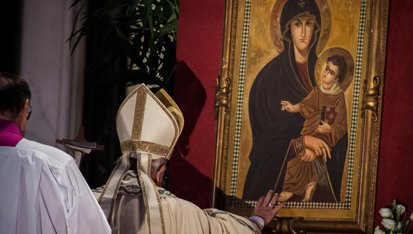 Pope-Francis-prays-in-front-of-the-image-of-the-Salus-Populi-Romani-Antoine-Mekary-ALETEIA