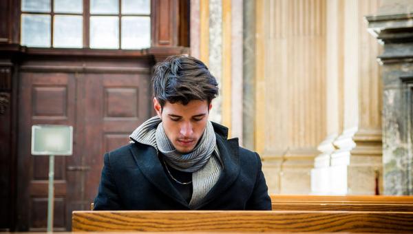 praying young man