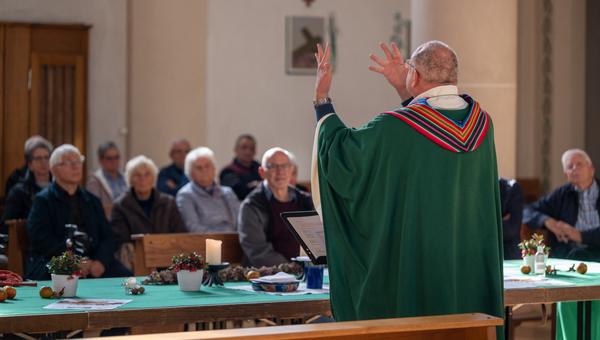 Msza święta dla osób głuchoniemych w kościele katolickim w Trewirze w Niemczech