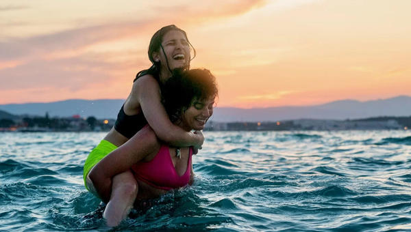 RAGAZZE ABBRACCIATE IN MARE SCENA DI THE SWIMMERS DA NETFLIX