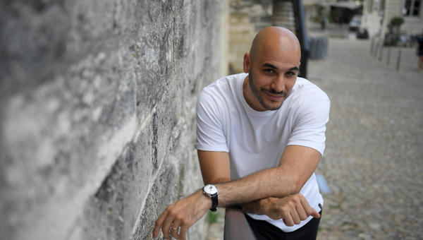 L'attore Mehdi Djaadi in posa durante il Festival di Avignon del 2021, svoltosi nel sud della Francia.