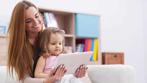 mamma e figlia con computer