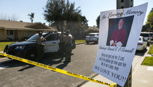 Policja przed domem biskupa Davida O'Connella w Los Angeles
