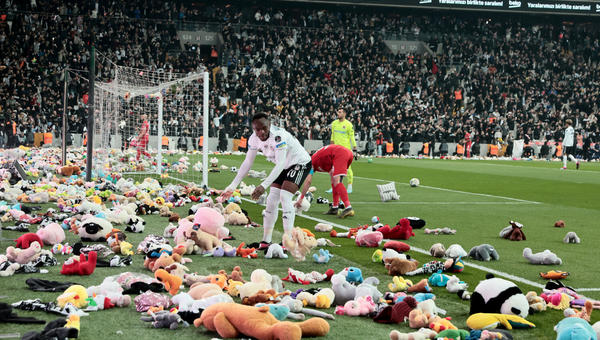 Deszcz pluszaków na stadionie piłkarskim w Stambule