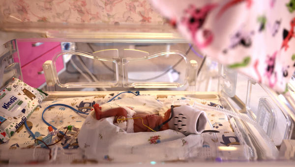 Jedno z pięcioraczków urodzonych w Krakowie