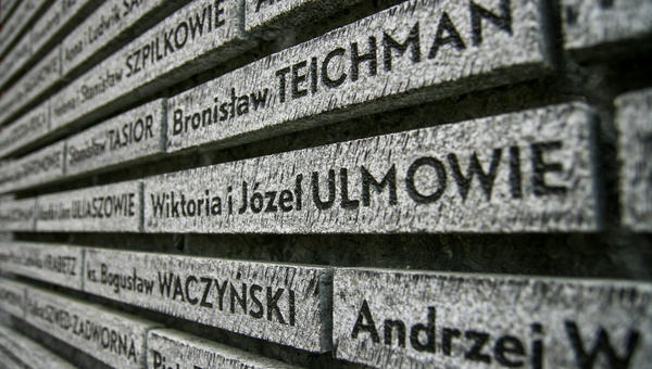 Ściana z nazwiskami osób, które w czasie wojny ratowały rodziny żydowskie w muzeum w Markowej