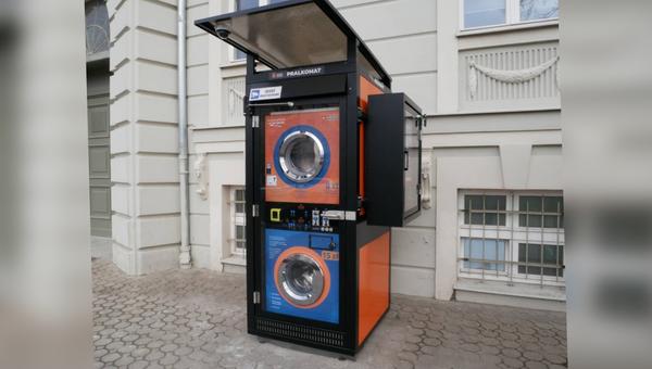 Pralkomat dla bezdomnych stanął przed bazyliką w Bydgoszczy