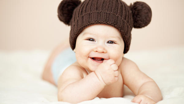 Bebê de touca sorrindo