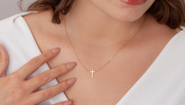 woman-cross-necklace-jewelry