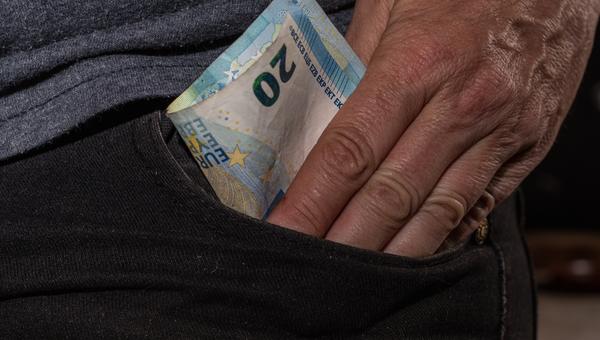 złodziej oddał skradzione pieniądze