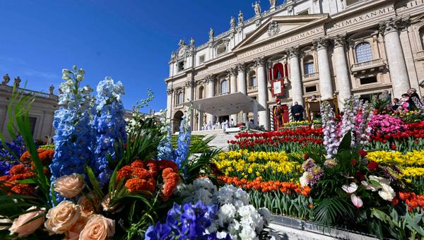 EASTER VATICAN FLOWER AFP