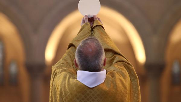 Padre celebra Missa