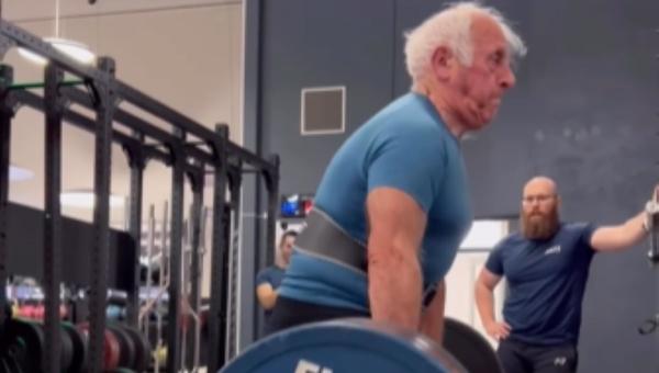80-year-old Magne lifts 150 kg (330 lbs) on his birthday