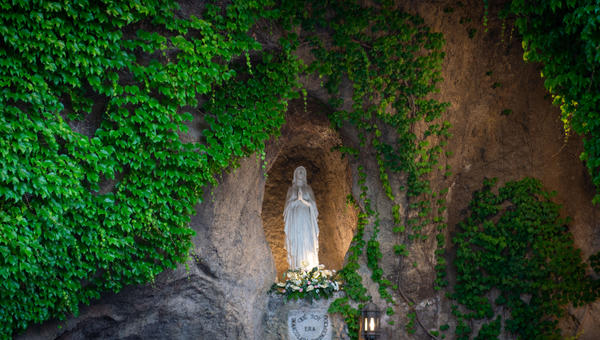 Holy Rosary and torchlight procession presided over by Card. Mauro Gambetti