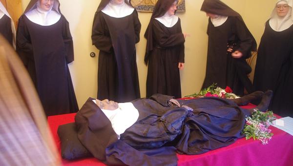 Incorrupt body of Sister Wilhelmina viewed by nuns