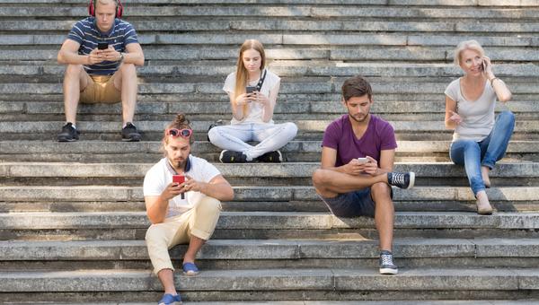 jovens com celulares
