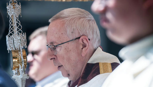 Arcybiskup Gądecki trzyma Najswiętszy Sakrament