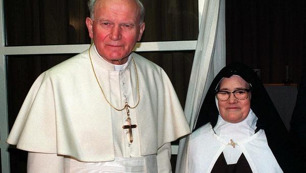 Papież Jan Paweł II z siostrą Łucją w Fatimie (13 maja 1991)