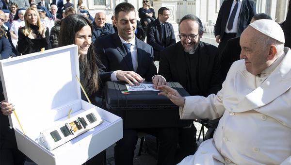 Papież Franciszek błogosławi satelitę i jego twórców